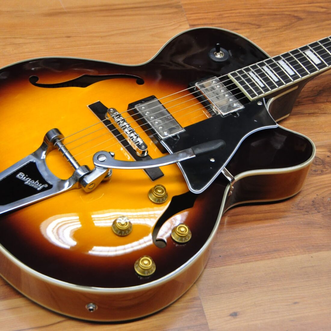 Cort Yorktown Bigsby BV