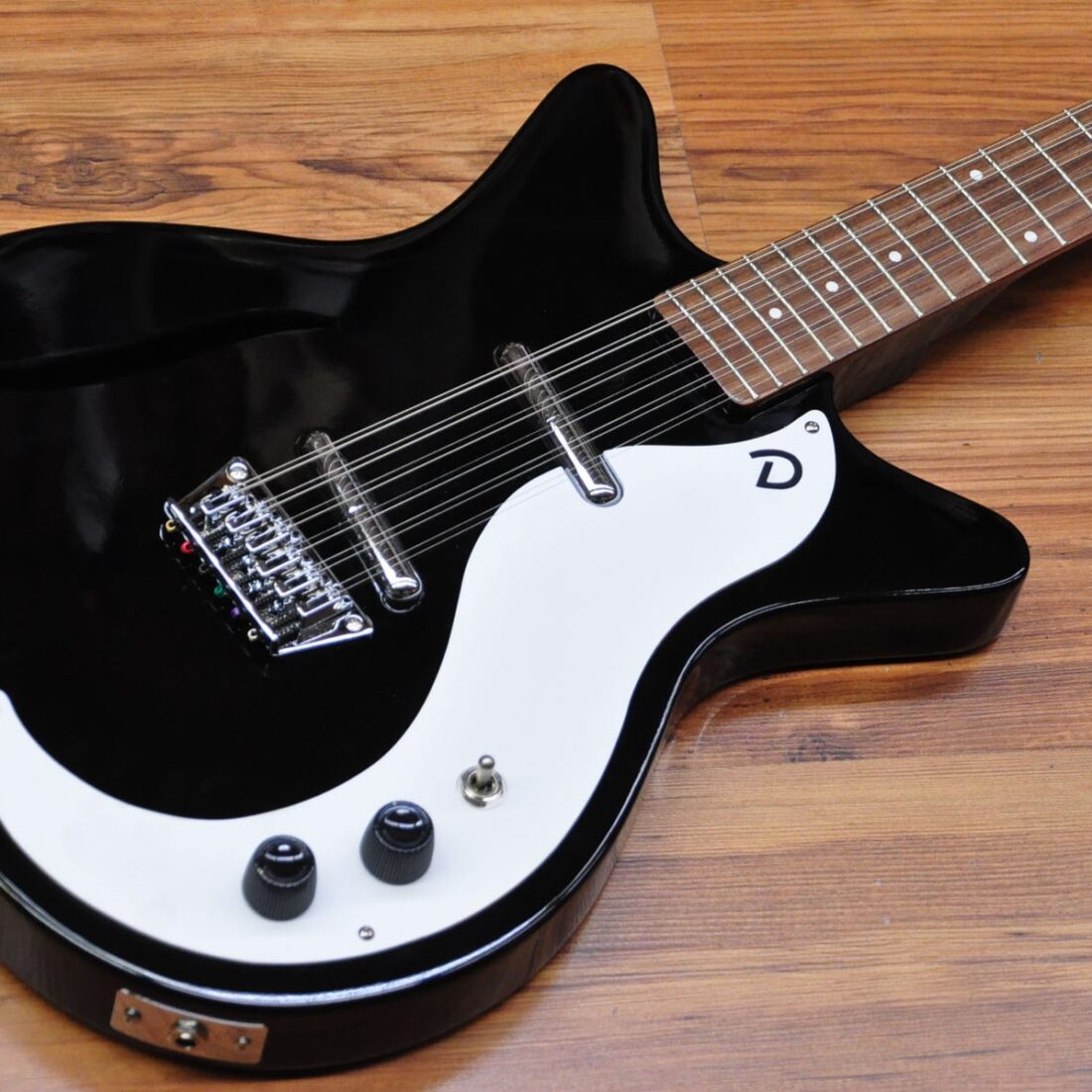 Danelectro Vintage 12 - Gloss Black